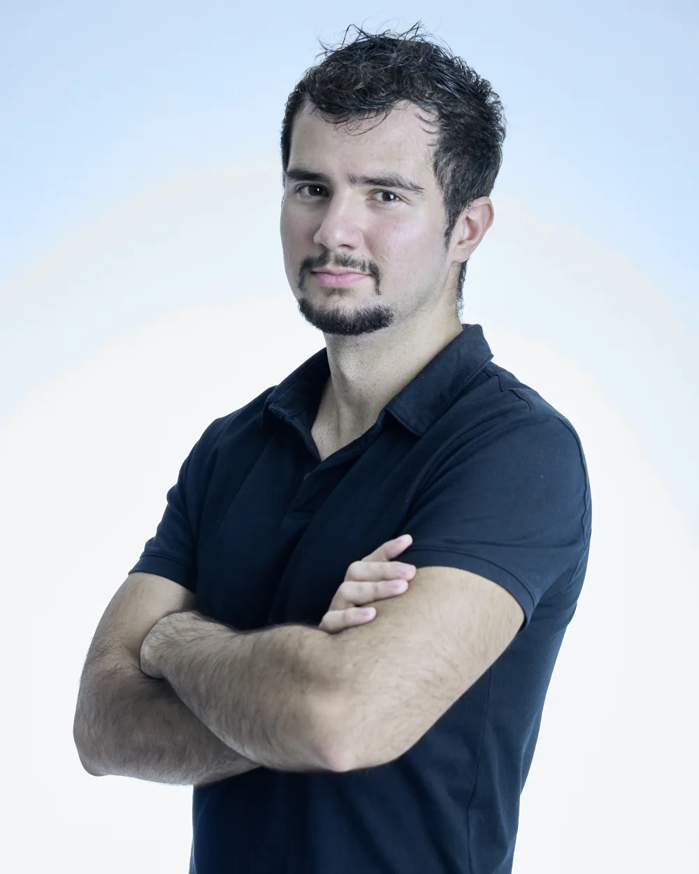 Emre Güclü, mavi polo tişörtüyle